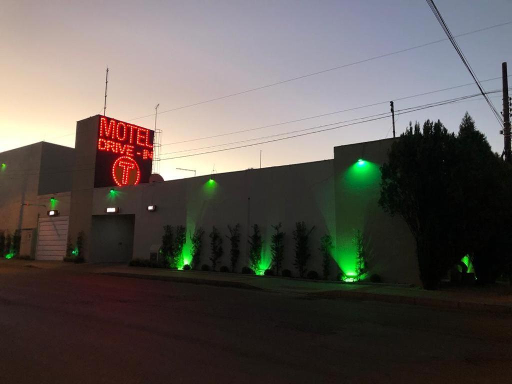Motel Drive In T - Prolongamento Da Avenida Getulio Vargas Facil Acesso Ao Shopping Patio Chapeco Exterior photo